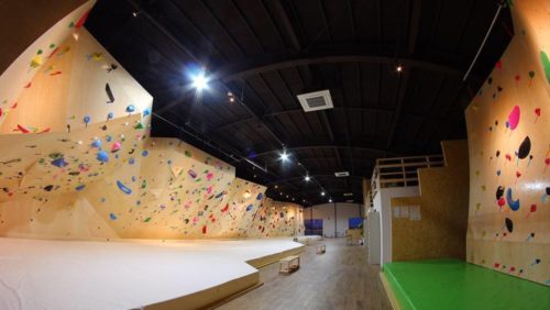 宮城県のクライミング施設「クライミングジム B'nuts（ビーナッツ） 大崎古川店」